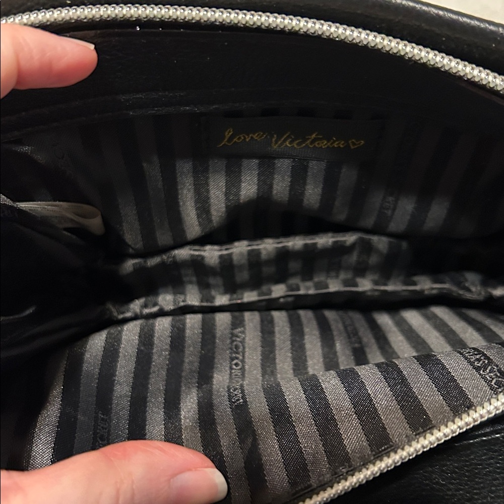 Victoria’s Secret bag - very nice condition chevron beauty light gold hardware - Picture 5 of 7